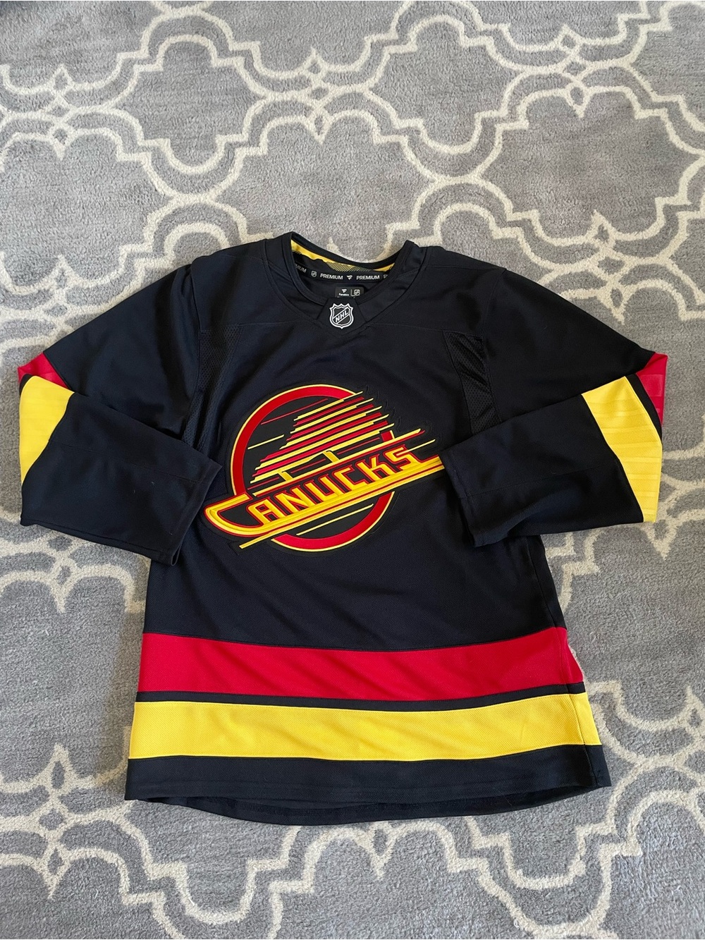 Vancouver Canucks Men’s Size 46 Jersey